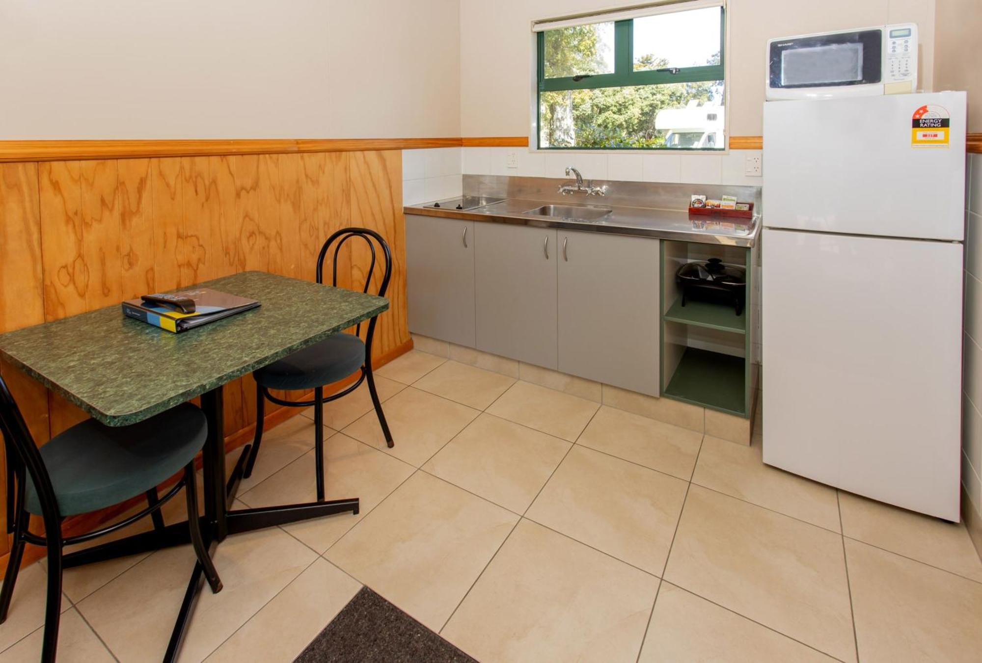 Motueka Top 10 Holiday Park Room photo